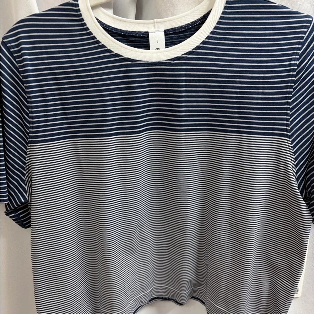 Lululemon Seamless Classic-Fit Mariner Navy and White Striped Tee. Size L - Picture 2 of 7